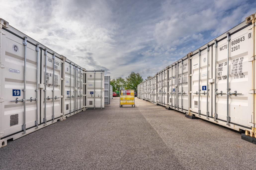 Akten auf dem Betriebsgelände der Spedition Fuchs. Links und rechts sind Frachtcontainer.