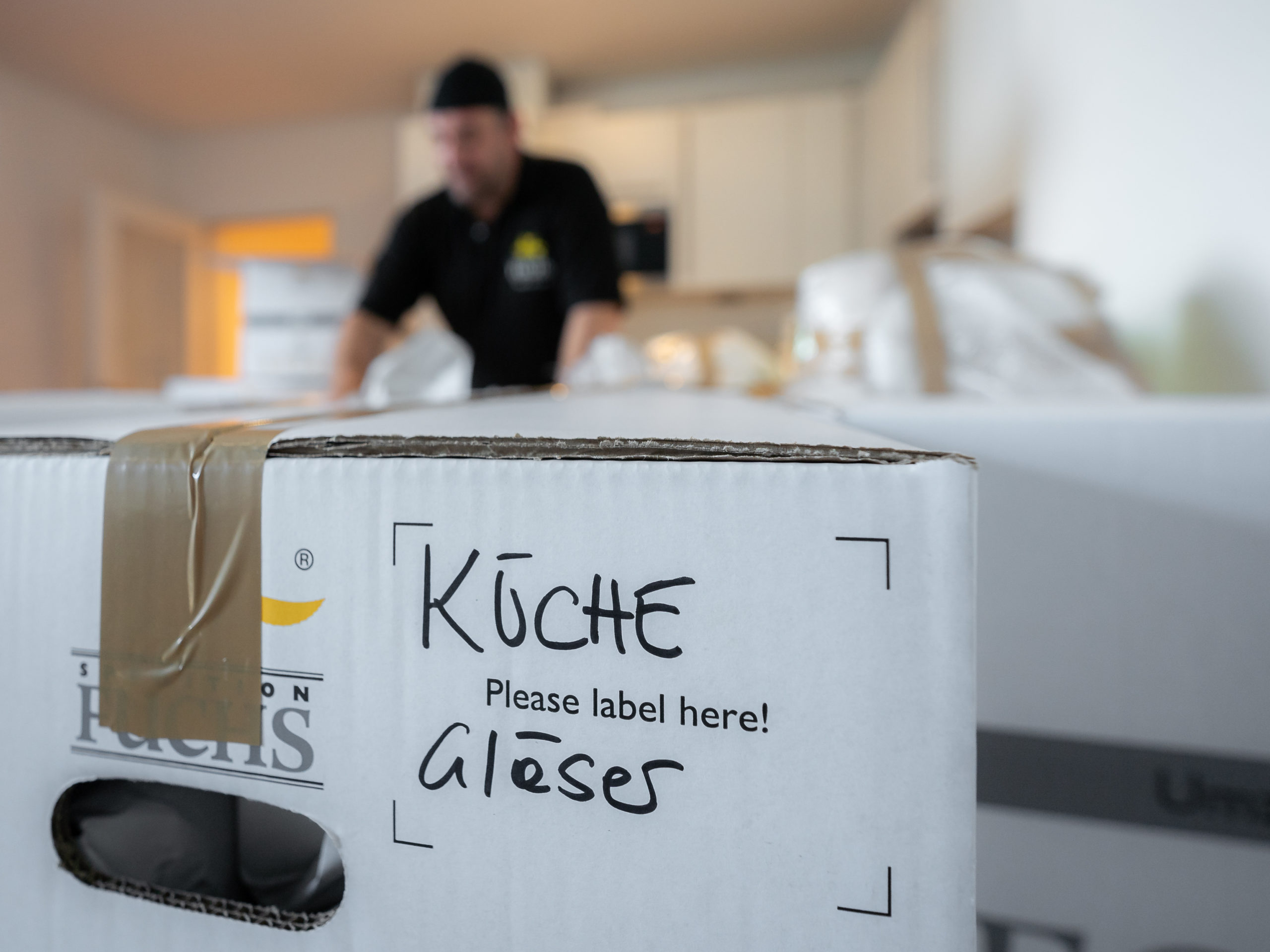 Privatumzug Beschriftung des Kartons